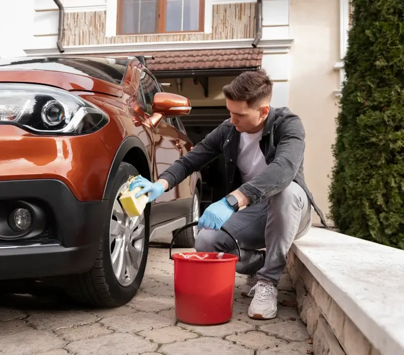 Lavage auto à domicile Châtillon-sur-Loire : professionnel intervenant sur un véhicule